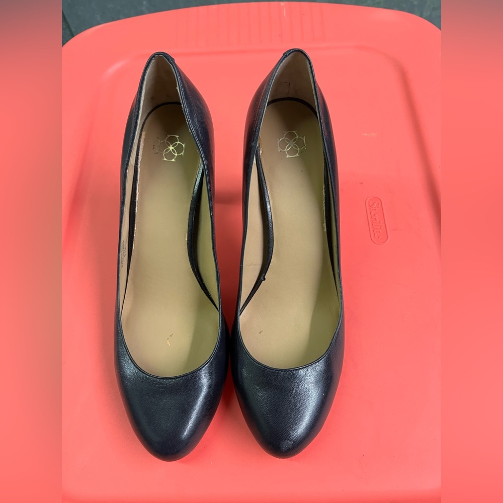 Black pumps